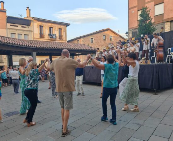 Sardanes amb la cobla La Flama de Farners